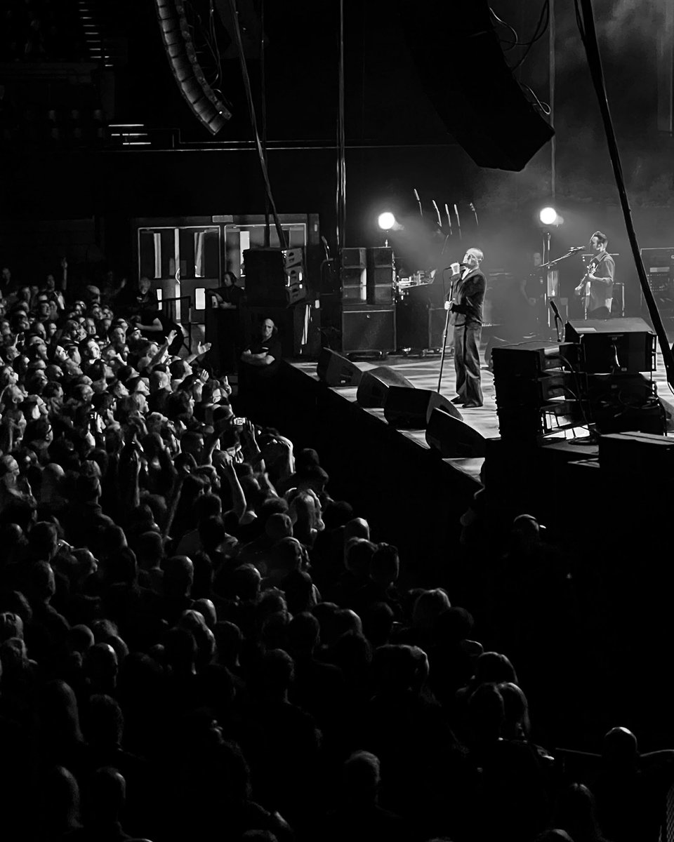 PrettyKittyx's tweet photo. 🖤🤍 #Morrissey #Brightoncentre https://t.co/QHJeITzAuq