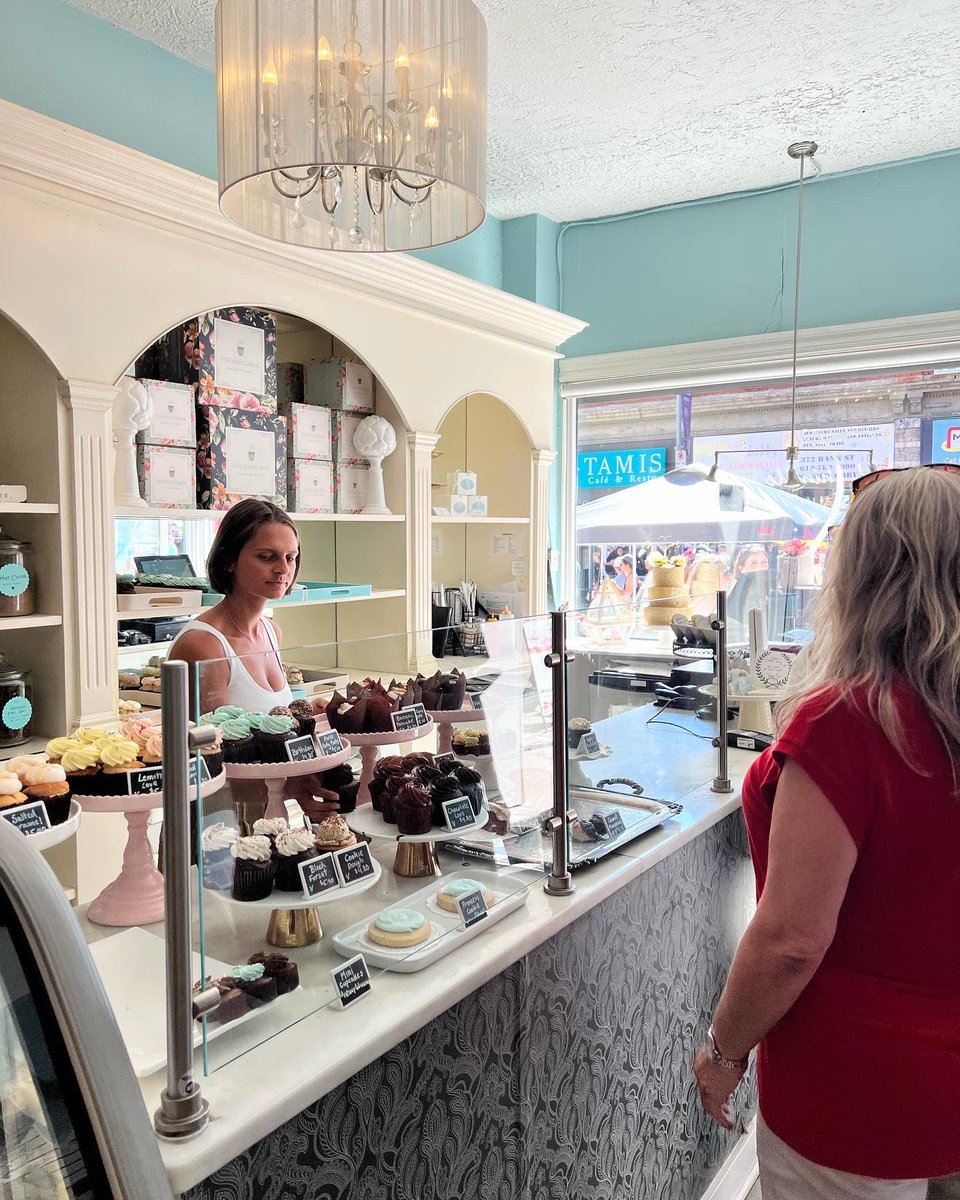 ThimbleCakes in downtown #Ottawa is one of my favourite spots for cupcakes, ice cream, cookies, and sweets. Be sure to #ShopLocal and check them out - you'll be glad you did! I received a birthday cake from ThimbleCakes and will definitely be back! #SmallBusinessWeek