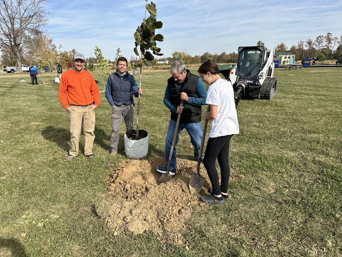DE_ChadShaffer's tweet image. Thanks to the volunteers from Goshen Community Schools who planted trees with @ClermontParks this morning! @DukeEnergy is proud to support this effort with a $5k grant to restore the park’s tree canopy following the tornado in July. 🌳 🍂