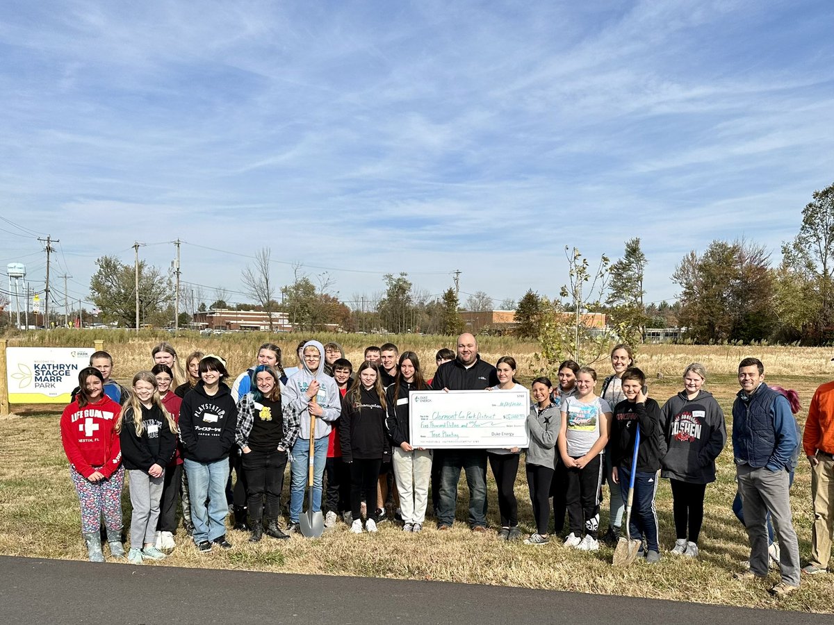 DE_ChadShaffer's tweet image. Thanks to the volunteers from Goshen Community Schools who planted trees with @ClermontParks this morning! @DukeEnergy is proud to support this effort with a $5k grant to restore the park’s tree canopy following the tornado in July. 🌳 🍂