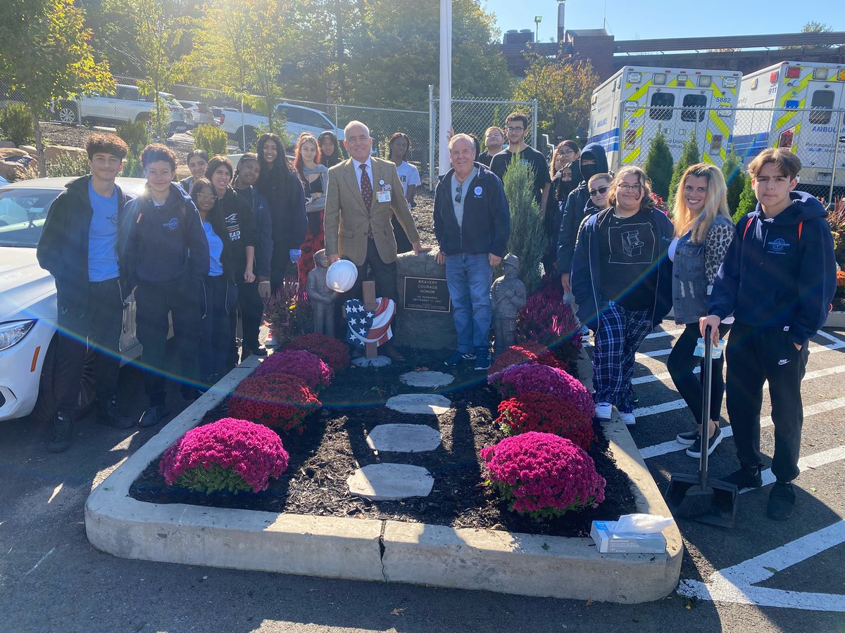 GaynorMcCownELS's tweet photo. McCown students planting flowers at Richmond University Medical Center with President and CEO Dr. Daniel Messina! Thank you to Mr E and Ms Illuzzi & team #dayofservice #makeamarkmakeadifference @CSD31SI @SuptCheng_CIOB @NYCOutwardBound https://t.co/peQBulb1DT