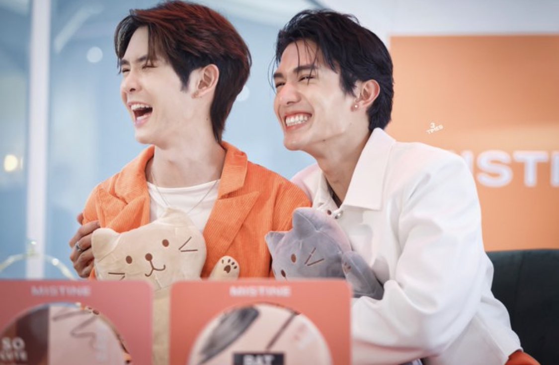 4peraya's tweet photo. I’m glad I was able to join your fandom and watch you guys smile and make each other smile and grow.
Let’s celebrate 4m, 5m and so on soon 🎊🙏🔥
#500KtrueloveisSiraphop #400KJS #netsiraphop #JamesSu #NetJames #เน็ตเจมส์ https://t.co/BJXzKuus6h