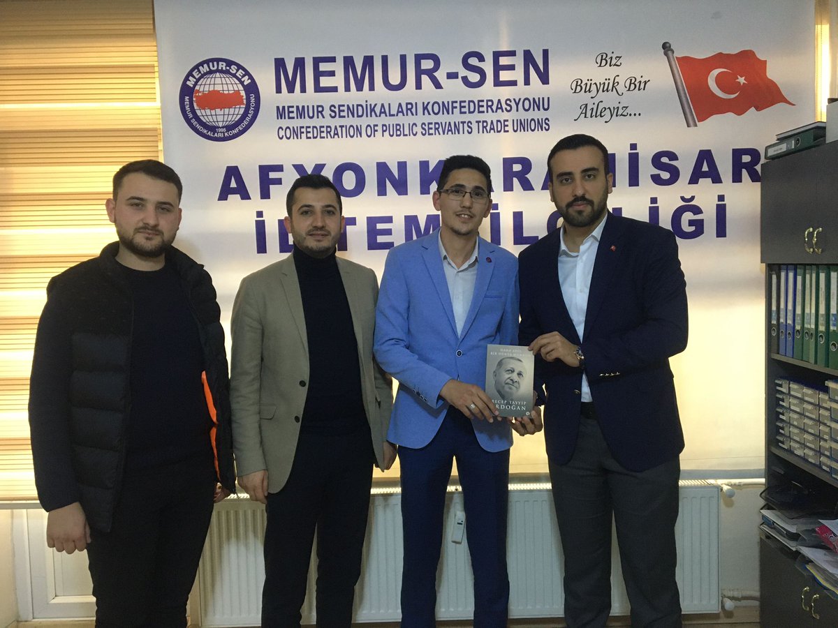 MKYK üyemiz <a href="/omarkerkuklu/">Ömer Kerküklü 🇹🇷</a> ve Başkanımız <a href="/ethemkarahan03/">Ethem KARAHAN</a>, Memur-Sen İl Temsilcisi <a href="/03AliKeskin/">Ali Keskin</a> ve Genç Memur-Sen <a href="/HakanBuldan/">Ahmet Hakan Buldan</a>'ı ziyaret ederek Cumhurbaşkanımızın "Daha Adil Bir Dünya Mümkün" kitabını hediye etti.

Misafirperverliğinden dolayı başkanlarımıza teşekkür ederiz.😊