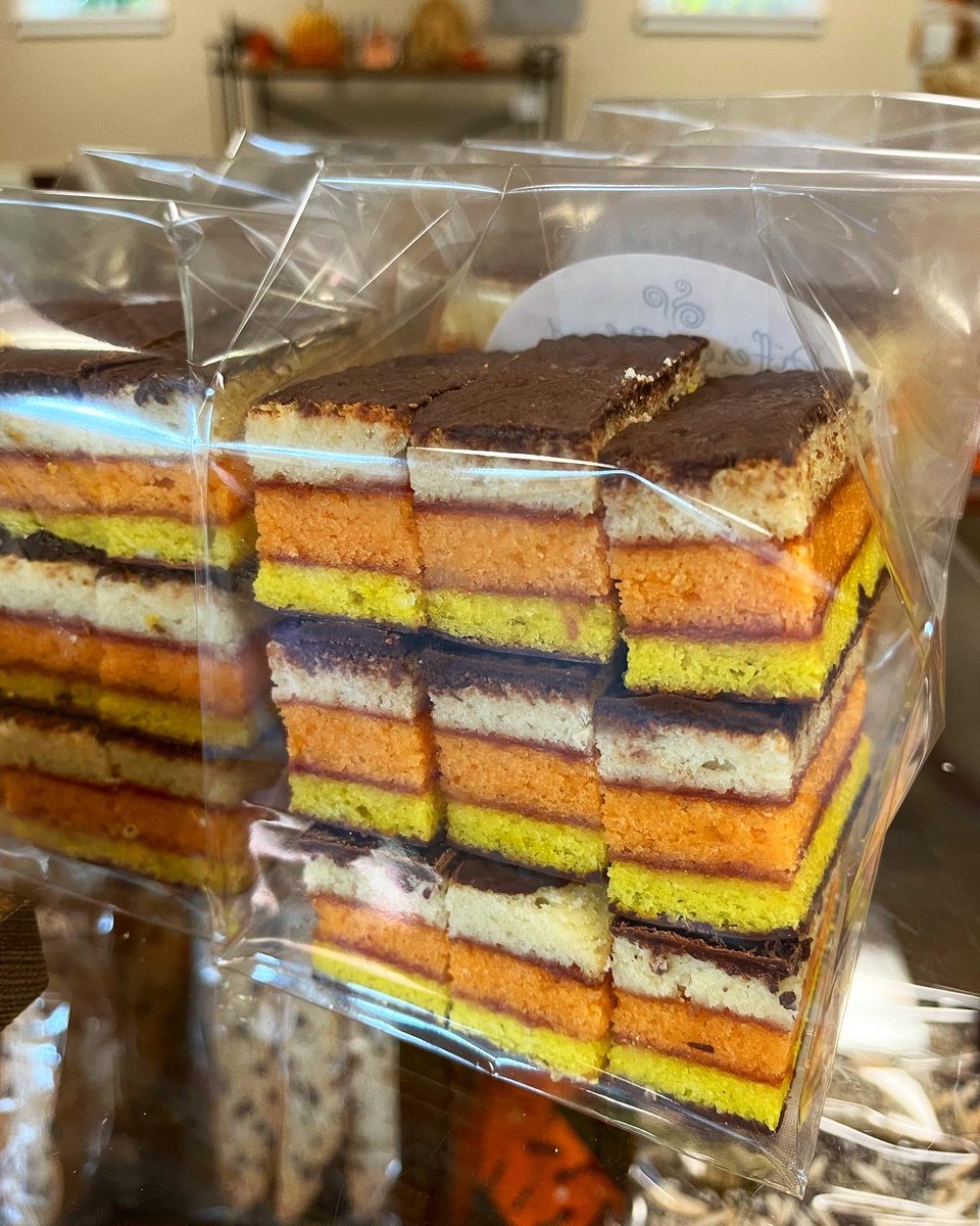 Different_Blend's tweet photo. We made festive Almond Tricolor Cookies and Rice Crispies 

#differentblendbakery #glutenfree #bakery #celiac #celiacdisease #glutenfreebakery #dessert #halloween #spookyseason https://t.co/iFzoU7xirc