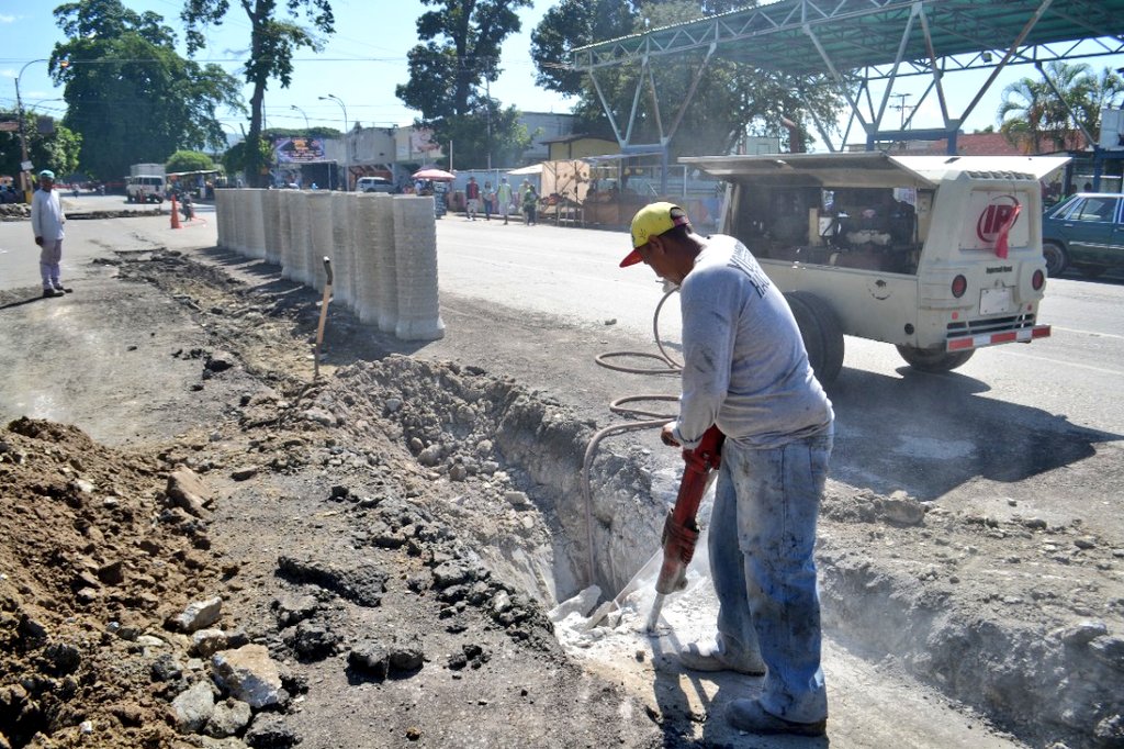 #21Oct Tal y como lo informamos el día de ayer por este medio, hoy arrancan los trabajos de sustitución de 60 metros lineales de 12 pulgadas en la Av. Principal de El Mácaro. ¡Mariño Avanza! #PuebloUnidoYSolidario
