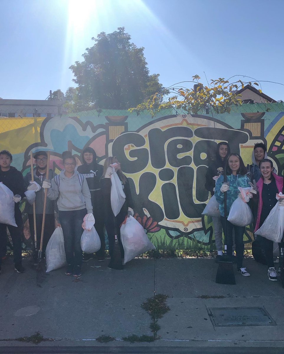 GaynorMcCownELS's tweet photo. Clean Up Express working hard to make our community more beautiful. Thank you Ms Reingold and team #dayofservice #makeamarkmakeadifference @CSD31SI @SuptCheng_CIOB @NYCOutwardBound https://t.co/AqflpDoOz2