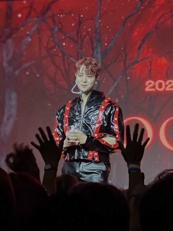 lrsTmNiPYs5e5At's tweet photo. Hands up if you’re in favor of RAVN returning to ONEUS 🖐🤚🏻
🙋‍♀️🙋🏻🙋🏻‍♂️

RAVN がONEUSに戻るのに賛成な人は手をあげて✋🤚🏻
🙋‍♀️🙋🏻🙋🏻‍♂️

#protectRAVN  #RAVN https://t.co/WrjhypXhli