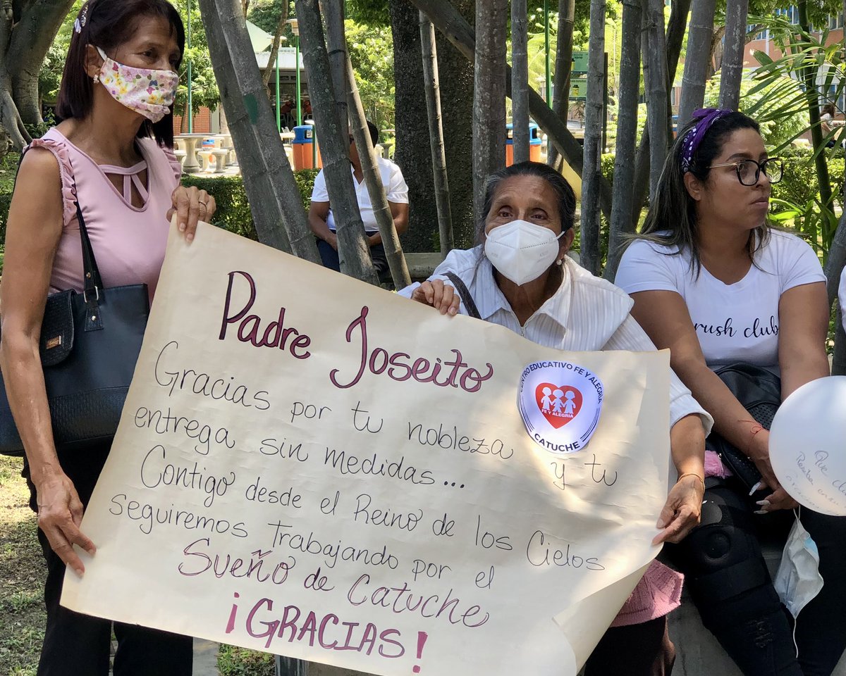 enlaucab's tweet photo. La comunidad de Catuche se acercó a la UCAB para despedir al padre Francisco José Virtuoso, guía pastoral y promotor de la organización ciudadana en este sector de Caracas. https://t.co/wk8MmolkQI