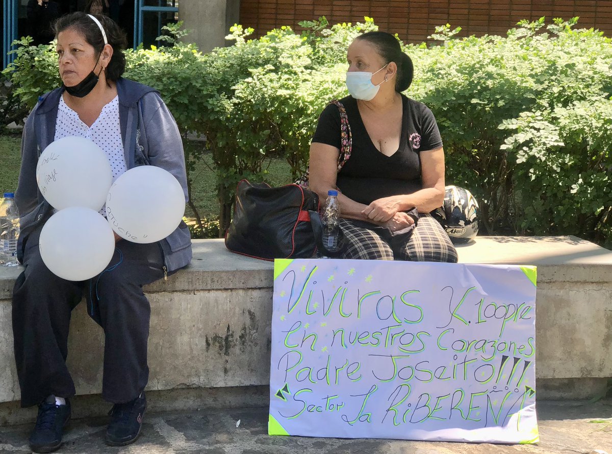 enlaucab's tweet photo. La comunidad de Catuche se acercó a la UCAB para despedir al padre Francisco José Virtuoso, guía pastoral y promotor de la organización ciudadana en este sector de Caracas. https://t.co/wk8MmolkQI