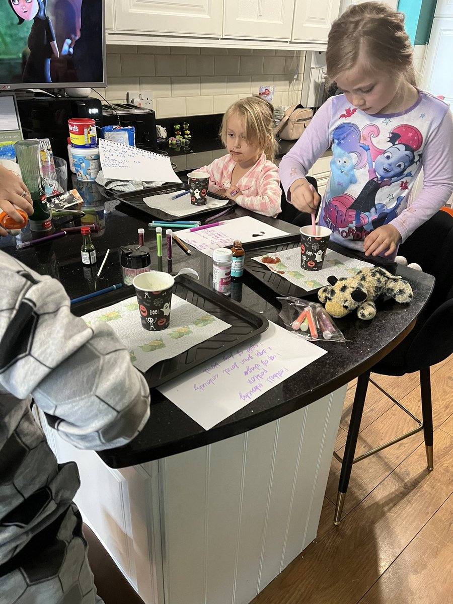 Chelseamb16's tweet photo. @MPSClass5 Bella, Thea &amp; Harrison have been making chocolate apples &amp; potions.. they wrote the lists of what they should put in and then followed there lists to make the potion! They then wrote down a spell to make the potion work! https://t.co/xKaznux9Yu