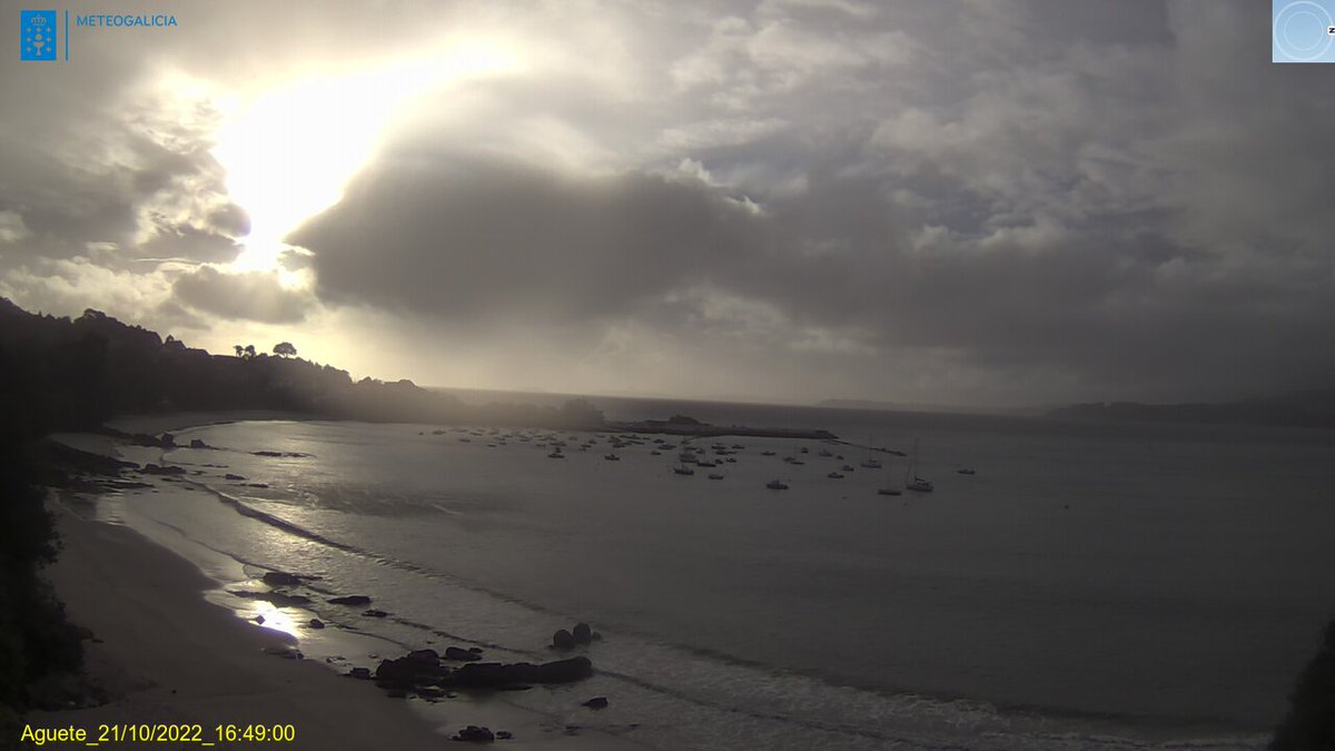 Despedimos o venres con este precioso solpor en #Aguete #Marin.
E a fin de semana?🤔
▪️Moita chuvia? Si
▪️Moito vento? Si
▪️Situación mala no mar? Si
▪️Momento máis tranquilo? Esta noite e mañá á mañá.
▪️Momento peor? Noite do sábado ó domingo con vento e chuvia forte.
Boa noite!