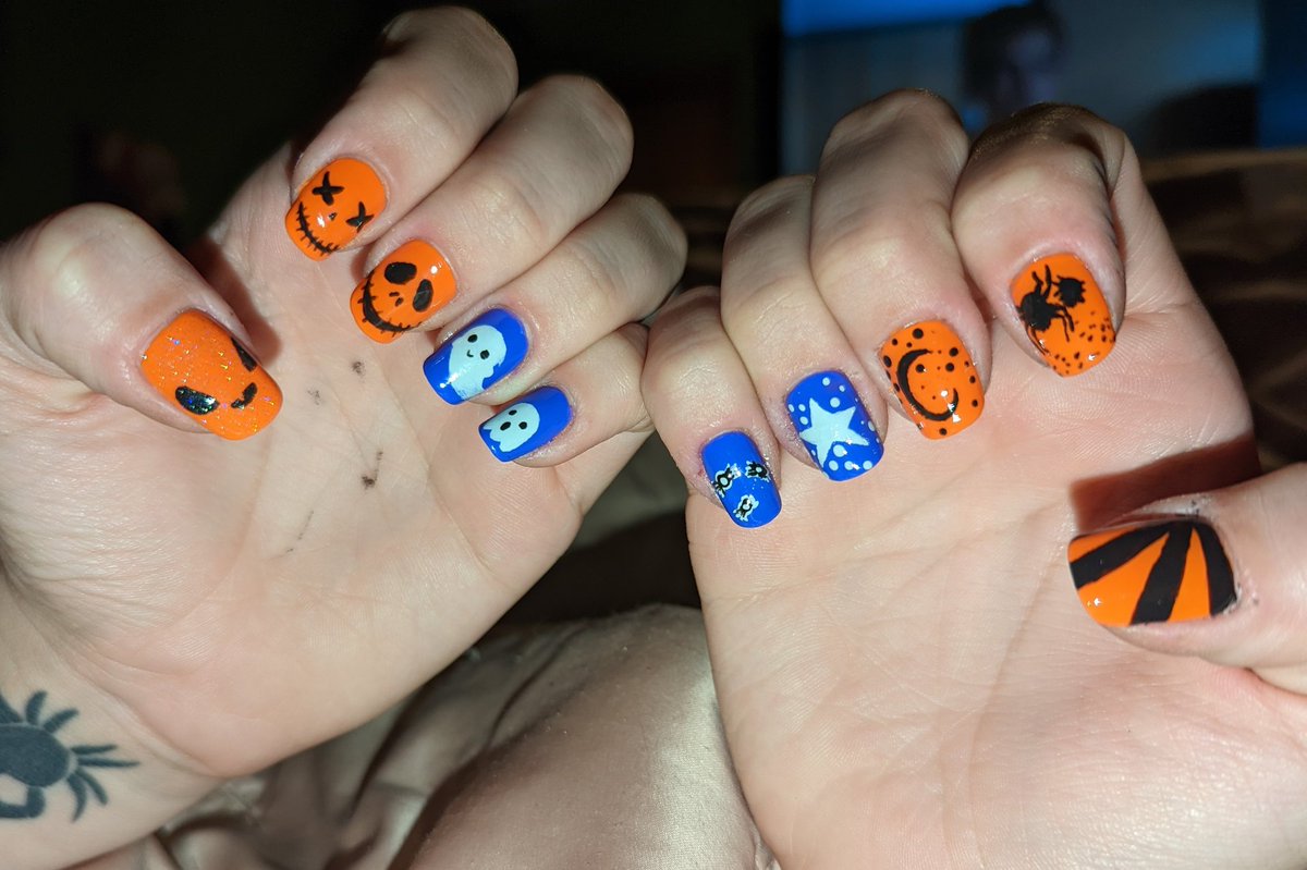 mistytries's tweet photo. @holotaco I did both hands 😎 hope you like them! They're my very first hand painted nail art! #holotacoholoween2022 https://t.co/doYEKrkevV
