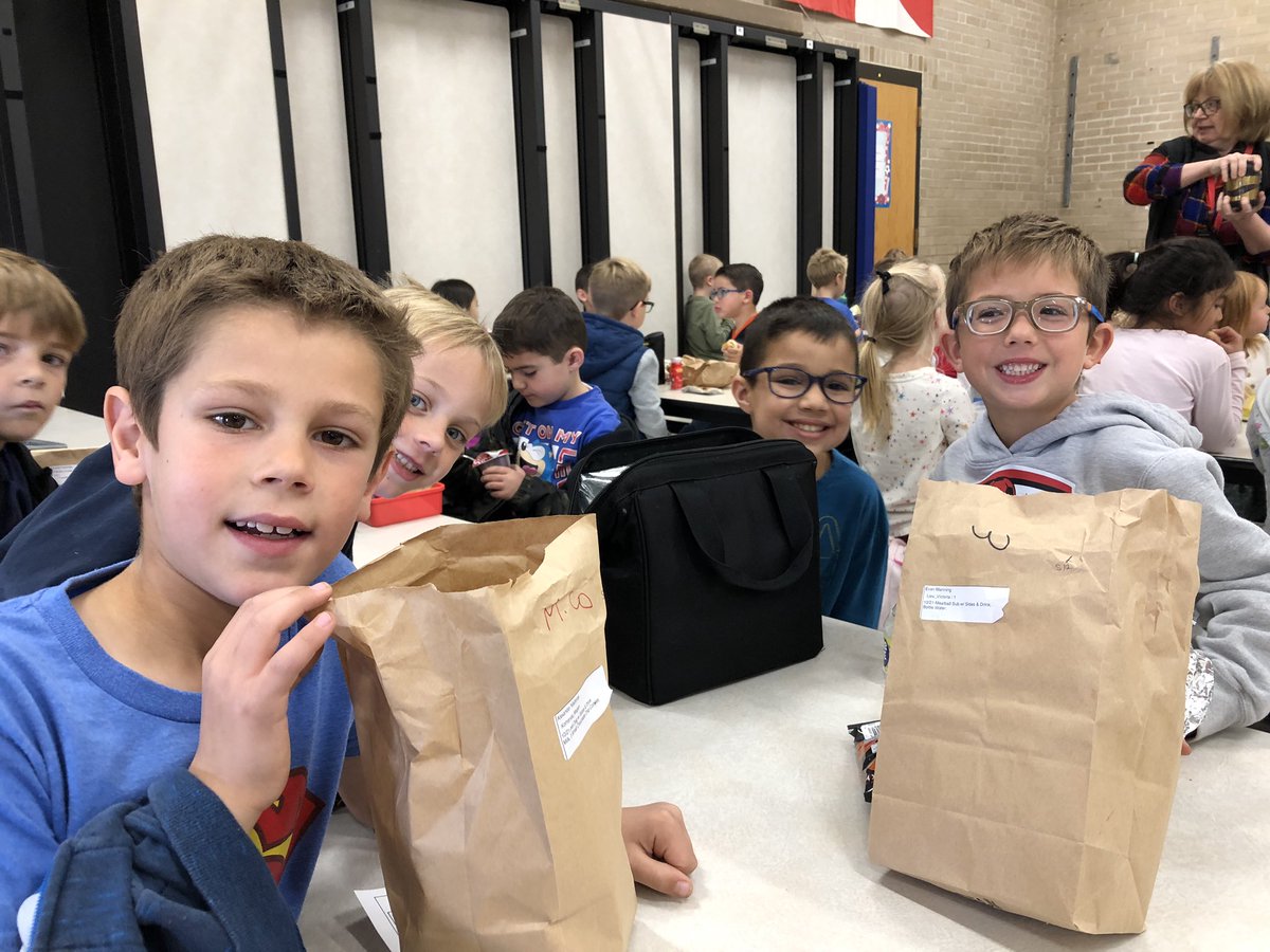 MrsGrossoPE's tweet photo. Lunch is yummy sharing time with Kindergarten and 1st graders making new friends @CarpenterD64 #d64engaged @MrsKomenda @TamaraFehrman https://t.co/0BAkFtJhL3