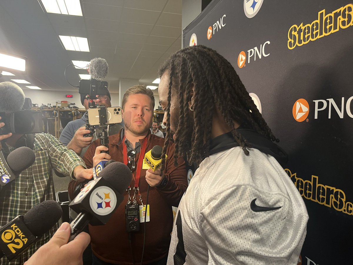 MikeDeFabo's tweet photo. In the middle of the Najee Harris off the rails interview: “Wait… your name is really Michael Jackson?” https://t.co/kGpeVDQkQE