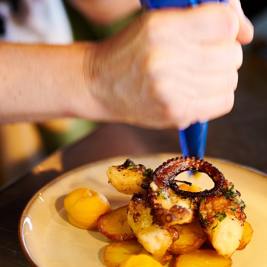 CantoMcr's tweet photo. โ
FINISHING TOUCHES โ
The smoked paprika aioli, perfectly piped onto the plate of our chargrilled octopus takes this dish to a new level ๐คค
#canto #octopus #chef #manchester #ilovemcr #newmenu #seafood #ancoats #cantomcr #mcrfoodie #foodmcr #manchesterrestaurants https://t.co/B3zFkOHJnj
