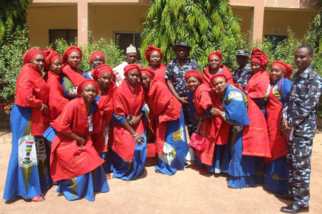ShiisuAdam's tweet photo. JIGAWA STATE POWA CHAIRPERSON PAID A COURTESY VISIT TO THE COMMISSIONER OF POLICE
The wife of the Jigawa State Commissioner of Police and Chairperson of Police Officers'  Wives Association ( POWA), Jigawa State Chapter, Mrs. Gift Emmanuel Effiom, on Friday, 21st October, 2022. https://t.co/9EjOUk8JSE