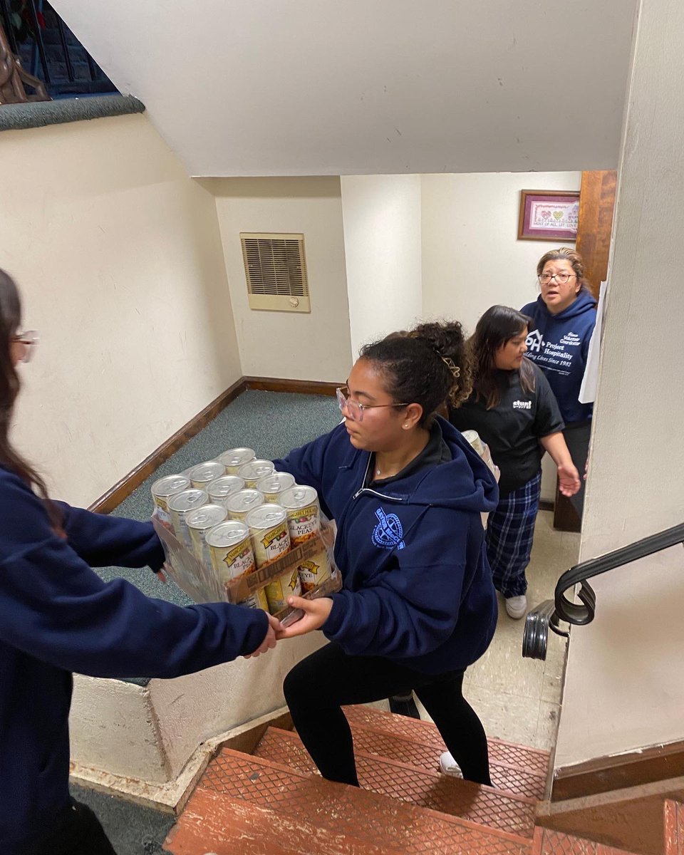 GaynorMcCownELS's tweet photo. Project Hospitality- bagging pantry canned food that go out to the SI community on their mobile pantry truck. Thank you Ms Langis & Ms Brand & team #dayofservice #makeamarkmakeadifference @CSD31SI @SuptCheng_CIOB @NYCOutwardBound https://t.co/HbGPZXv2Q9