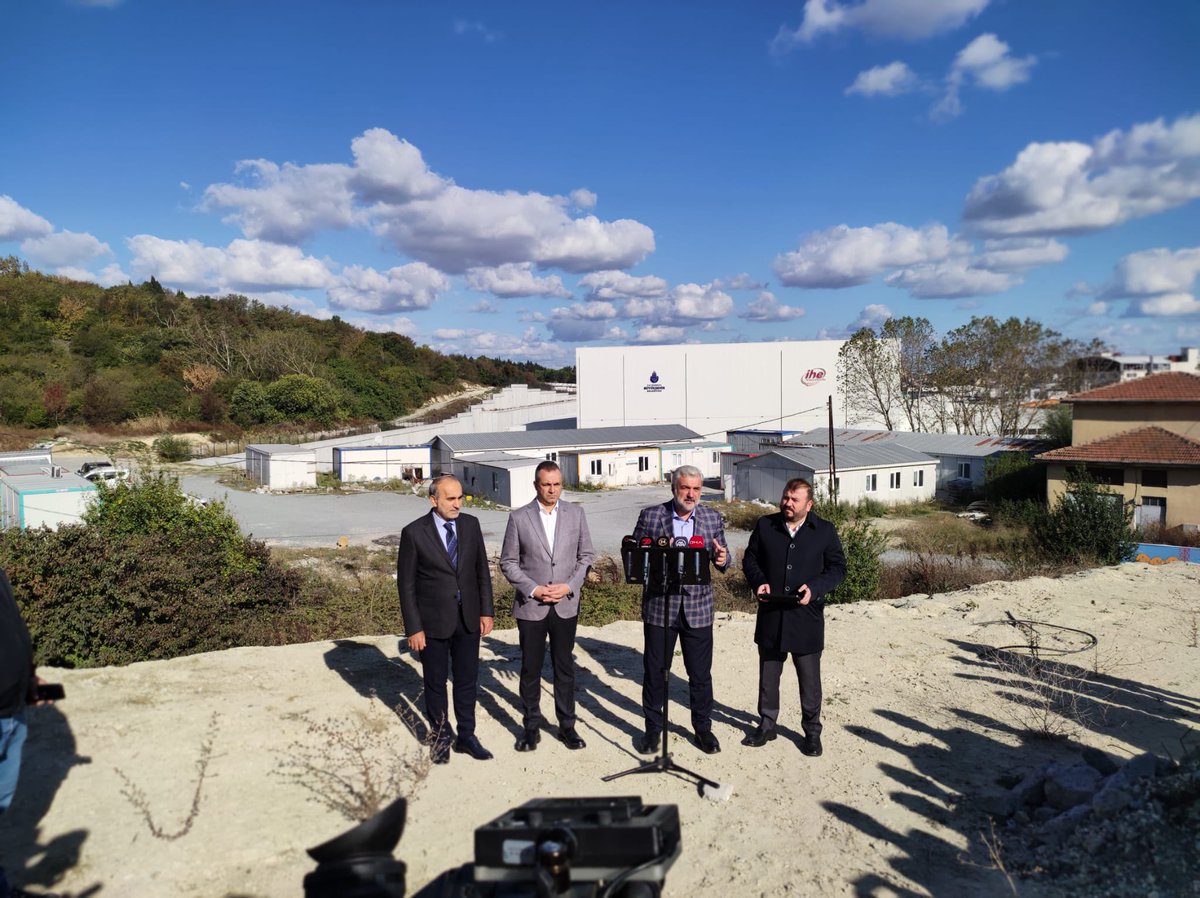 CHP’li İBB’de;
Şov var. 
Algı var. 
Tiyatro var.
Manipülasyon var.
Ama ortada iş yok.

Hadımköy’de açılıştan bugüne üretilmesi gereken 22.000.000 ekmek neden üretilmedi?

Fabrika bugüne kadar neden çalıştırılmadı?