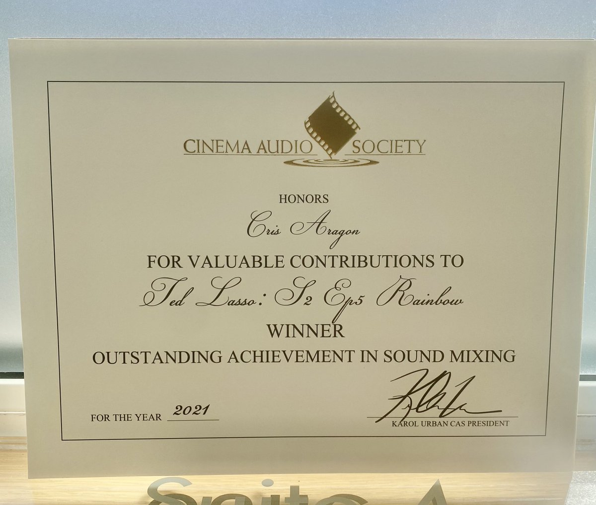 A huge congratulations to our Managing Director Cris who received an award for Outstanding Achievement in Sound Mixing for her work on the Emmy Award-winning Ted Lasso 🎉 Catch it now on @appletvplus
Cheers! 🥂
#5astudios #adr #audiopost #postproduction #awards