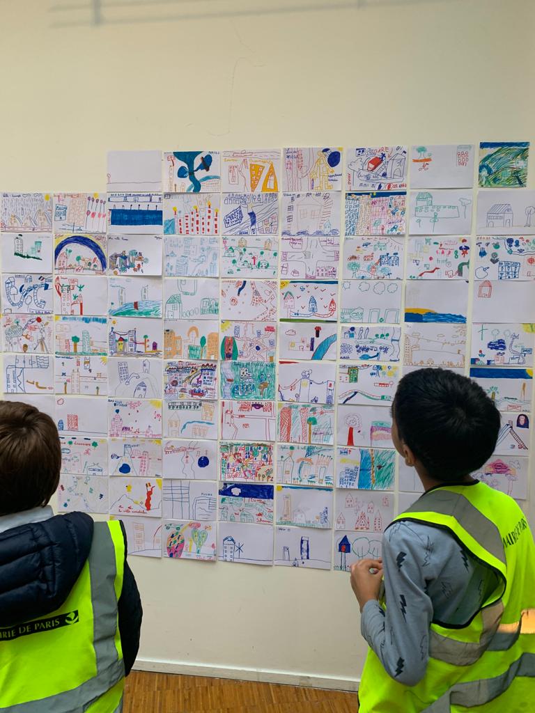 pbloche's tweet photo. Exposé au @PavillonArsenal, le "#PLU des enfants" est le fruit du travail de 17 écoles et 3 centres de loisirs pour penser la ville de demain avec leur regard et leur imagination sans limites. Un encouragement à poursuivre, d'abord pour eux, la transformation écologique de #Paris https://t.co/kLuKgRz1vB