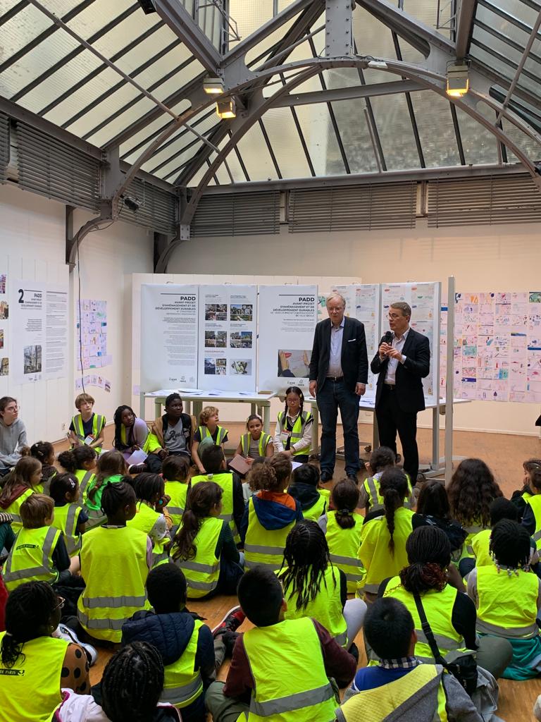 pbloche's tweet photo. Exposé au @PavillonArsenal, le "#PLU des enfants" est le fruit du travail de 17 écoles et 3 centres de loisirs pour penser la ville de demain avec leur regard et leur imagination sans limites. Un encouragement à poursuivre, d'abord pour eux, la transformation écologique de #Paris https://t.co/kLuKgRz1vB