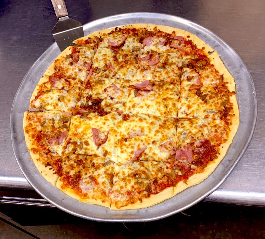 HendersonMrBs's tweet image. It’s #FreePizzaFriday!! 🍕🍕 Hit that RT button for your chance to win a free large one topping from Mister B’s! Must follow to win.