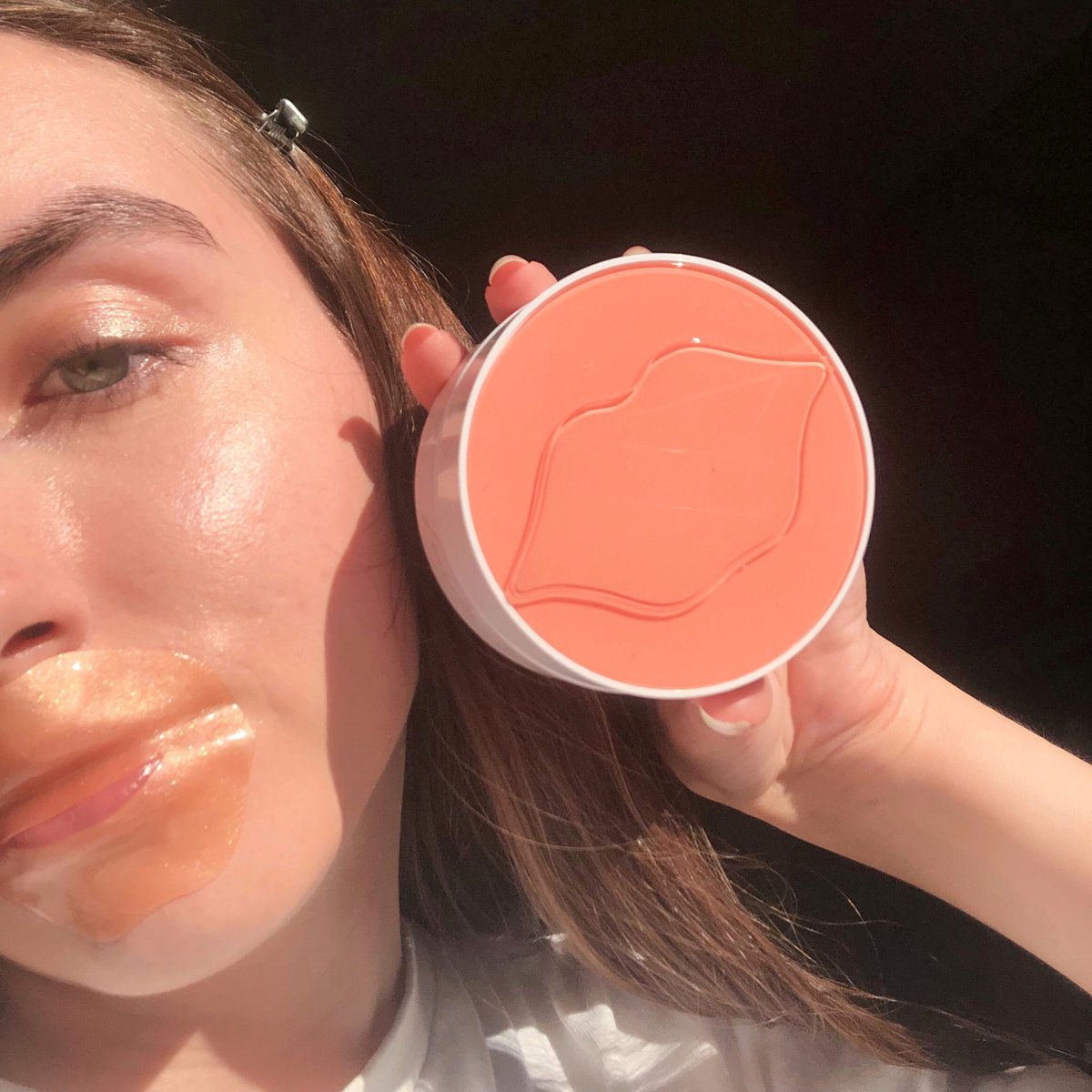 FourthRayBeauty's tweet photo. kissable lips in 5 minutes ๐
our Kiss & Tell Lip Patches include Peach Extract, Coconut Water, and Hyaluronic Acid for super soft lips ๐งก
@lilyytay
#fourthraybeauty #lippatch #lipmask #softlips #liptreatment #hyaluronicacid https://t.co/bUeIC5d9Gu