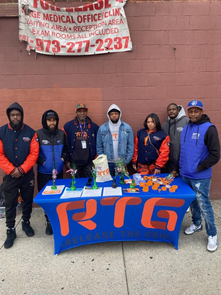 BronxConnect's tweet photo. Love, action, and redemption is written over everything we do. We love our job.
📸 arty_aura
#BronxConnect #endviolence #gunviolenceprevention #bronx #elbronx #advocacy #antiviolence #nyc https://t.co/abSwsBF5Ee