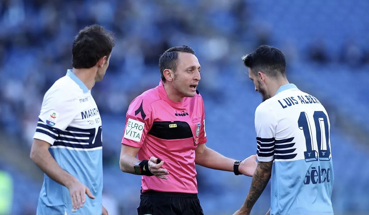 vocelaziale's tweet photo. #AtalantaLazio⚽️ #SerieA🅰️
La Designazione Arbitrale:

Arbitro: #Abisso👮🏼‍♂️
Assistenti di Linea: #DiGioia &amp; #DeiGiudici🚩
IV Uomo: #Orsato4️⃣
VAR: #DiBello👨🏻‍💻
A.VAR: #Cecconi🧑🏻‍💻

Sono 14 i precedenti tra Abisso e la #Lazio: 7✅; 5➖; 2❌ https://t.co/11mae2rjtO