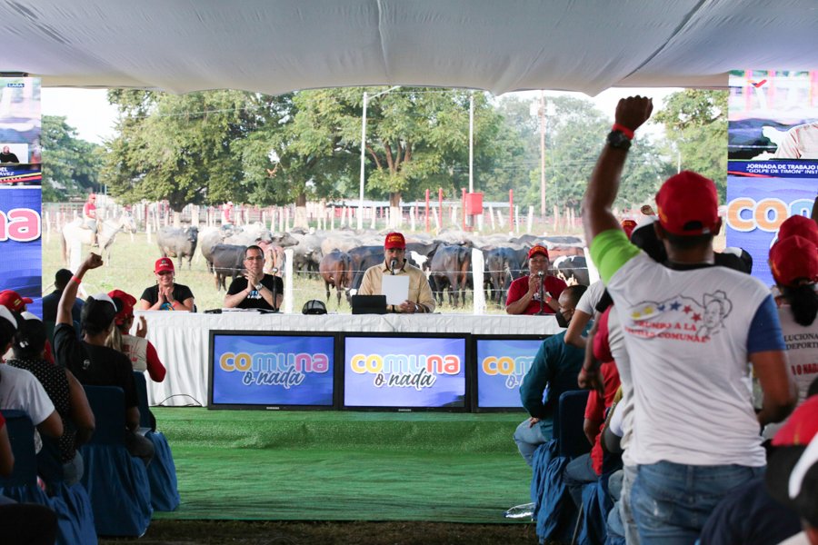 #EnFotos 📸 | Inicia 'una nueva etapa de renacimiento del Poder Popular, una nueva época de transición del socialismo rumbo al 2030', anunció el presidente @NicolasMaduro, desde la Comuna Socialista El Maizal, a #10AñosDelGolpeDeTimón #ComunaONada