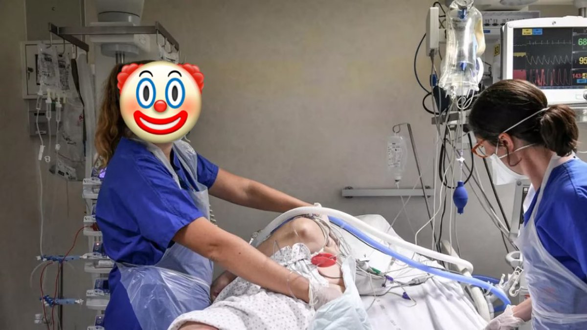 JulienPpr's tweet image. A gauche : une infirmière au boulot 
A droite : une infirmière en grève