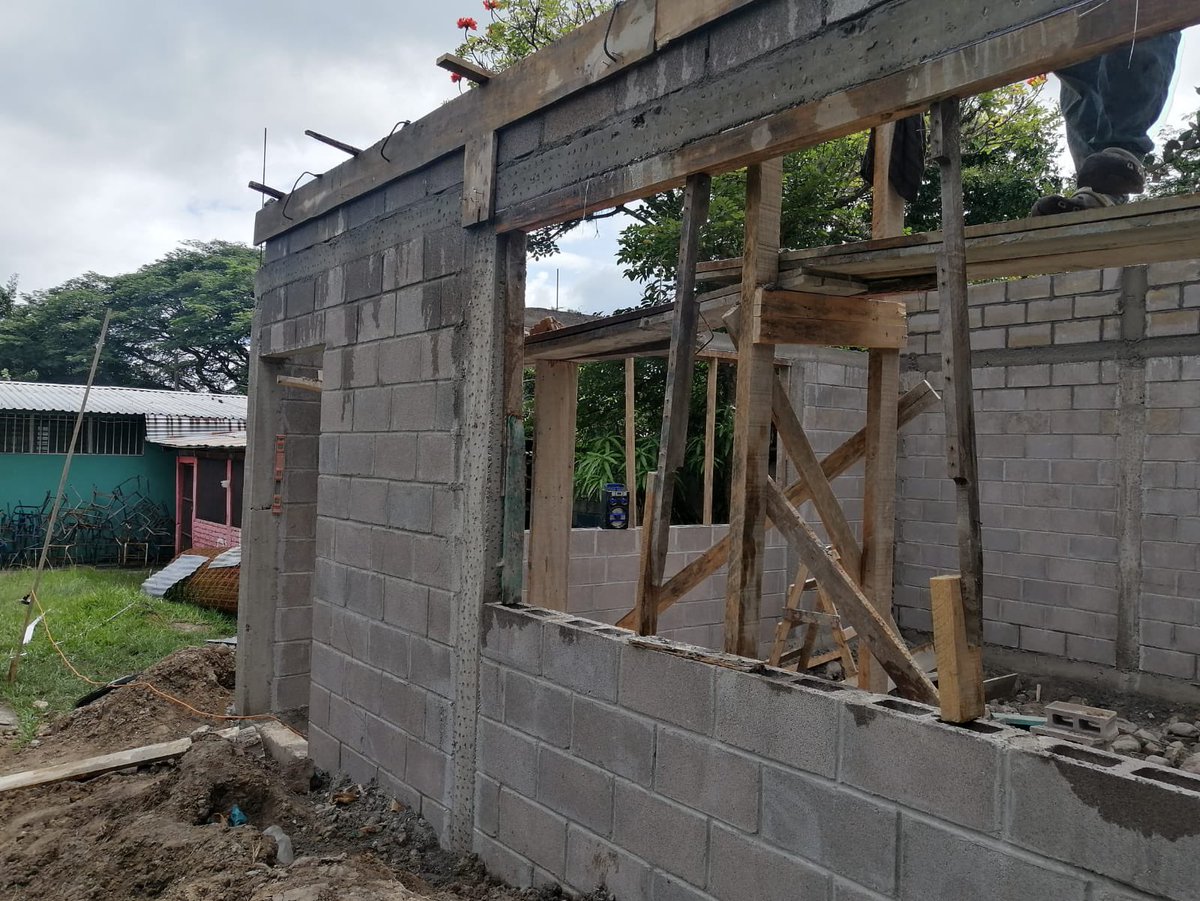 UlloaMoi's tweet photo. Hoy 21 de octubre, podemos decir que avanza la construcción de la nueva aula para la #Escuela21deOct en #Amarateca. Esta no será un aula común, será un laboratorio de cómputo con las herramientas didácticas de @ImagineLearning #GrupoEducar+. @SalvaPresidente https://t.co/fTfLOi40vt