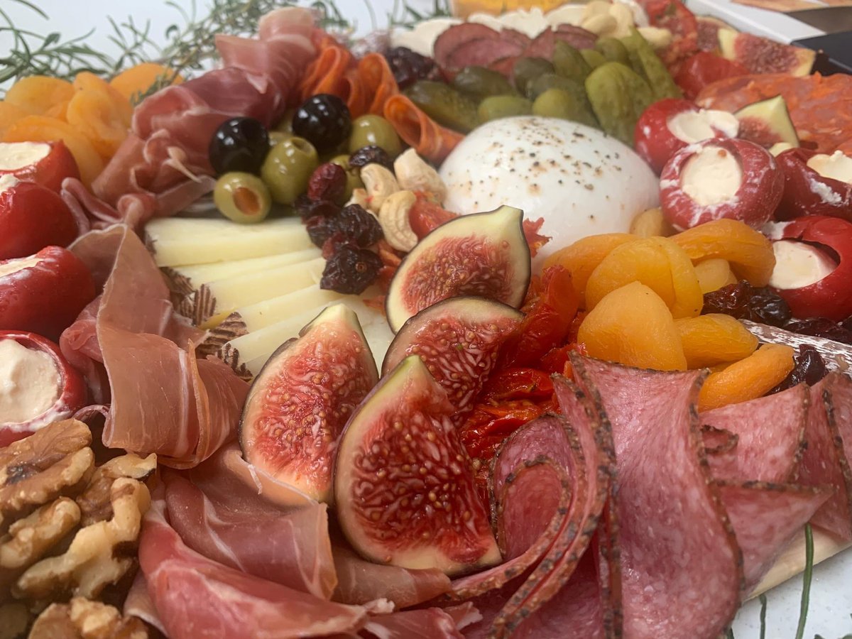 what a way to #starttheweekend #grazebox #dineathome #stayinginsthenewgoingout #fromourkitchentoyours