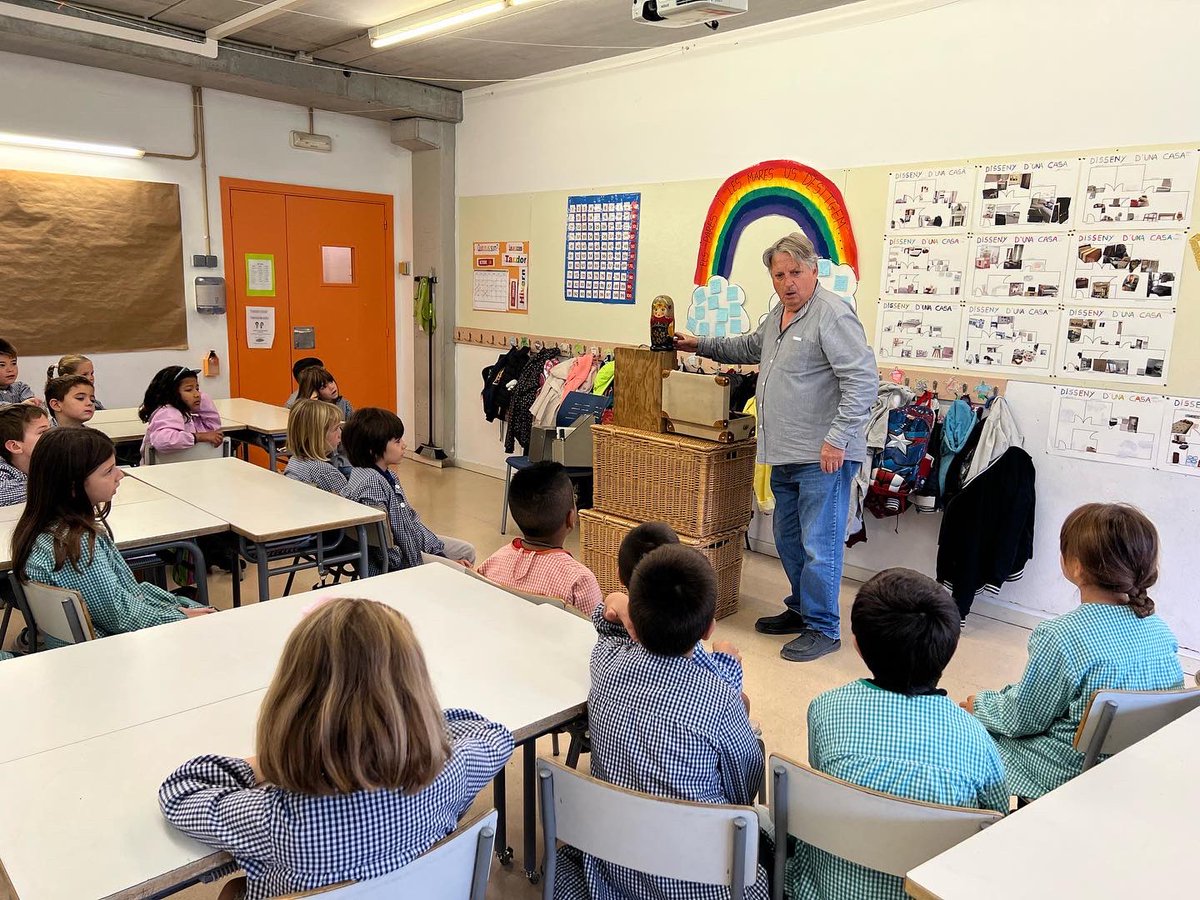 Escolaelcim's tweet photo. Un any més el gran Cesc Serrat ens ha visitat per animar a la classe de les tortugues a llegir molt i molt a través de les seves històries. Que bé ens ho hem passat! 🏫📚🖍 @Escolaelcim @EscolesCoop #escolaelcim #escolaterrassa #2nprimaria #llengua #tallerbufalletres https://t.co/1YVnwzW0hL