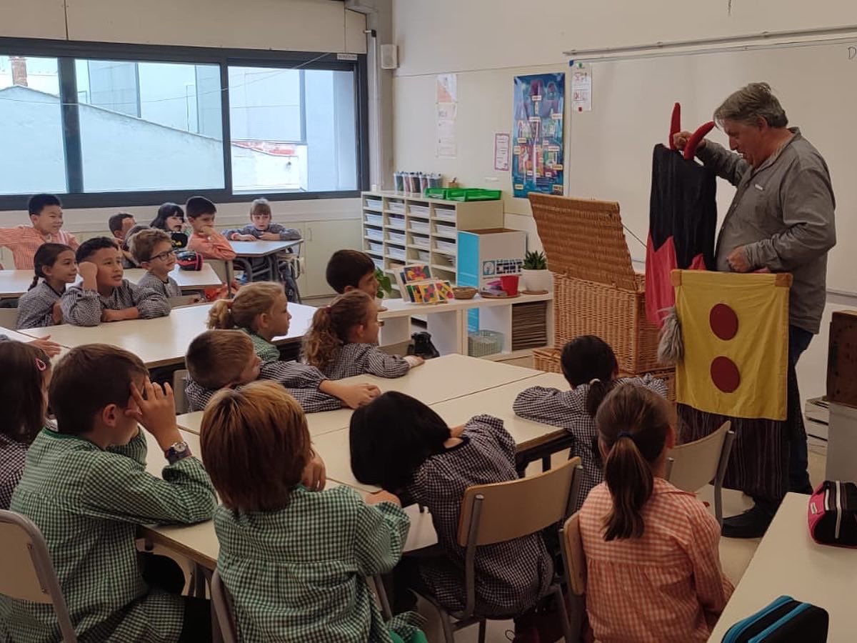 Escolaelcim's tweet photo. Un any més el gran Cesc Serrat ens ha visitat per animar a la classe de les tortugues a llegir molt i molt a través de les seves històries. Que bé ens ho hem passat! 🏫📚🖍 @Escolaelcim @EscolesCoop #escolaelcim #escolaterrassa #2nprimaria #llengua #tallerbufalletres https://t.co/1YVnwzW0hL