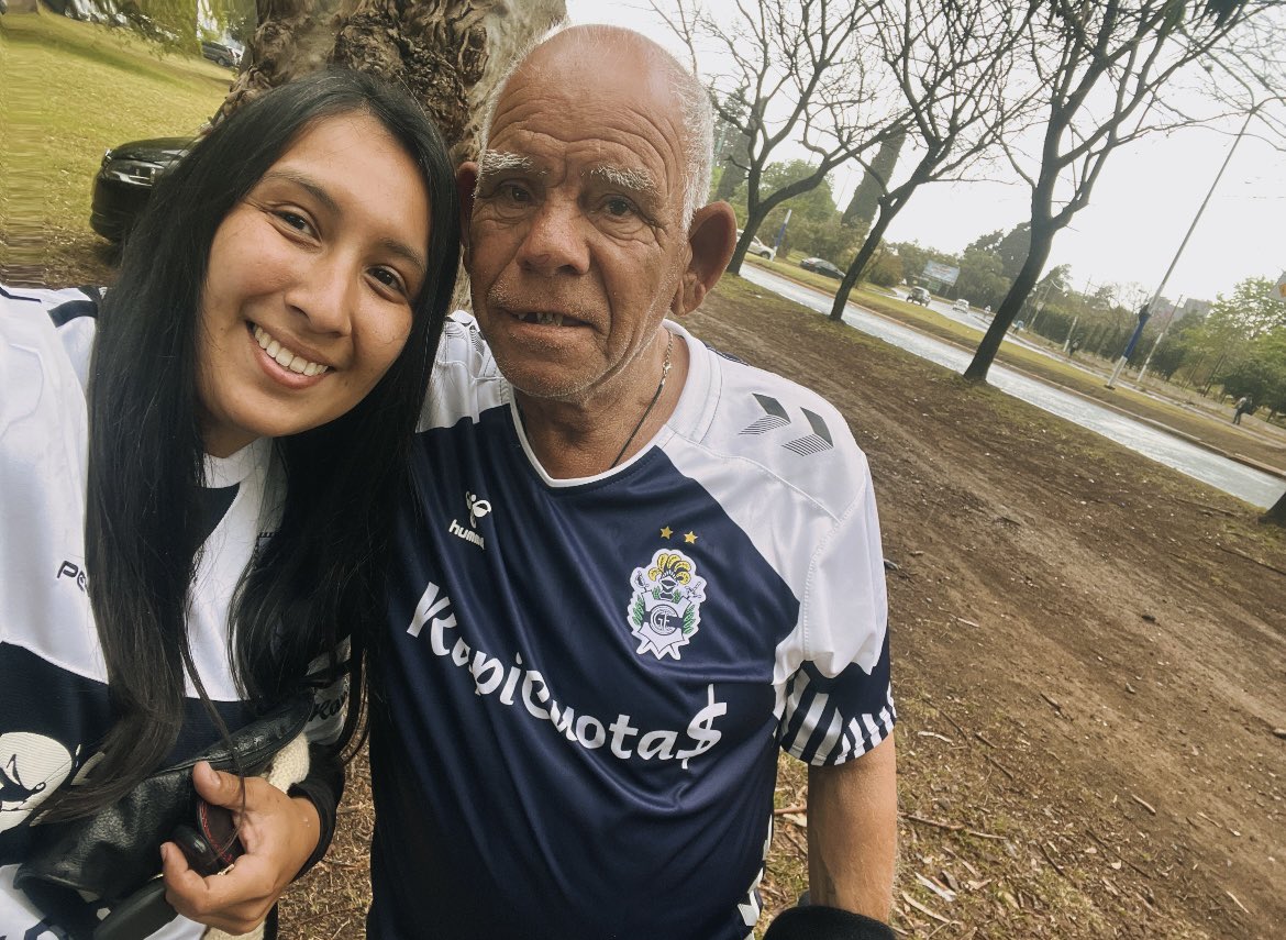 RooCeta's tweet photo. Ayer yendo a la cancha me agarró un chaparrón, y en un semáforo un señor me toca el vidrio, me muestra la camiseta y me pregunta si lo llevo a la cancha. 
 Era Oscar, en el camino me contó que no pudo pagar la piecita que alquilaba, lo echaron y perdió sus pertenencias.
  (Sigue) https://t.co/tBpUwOfU42