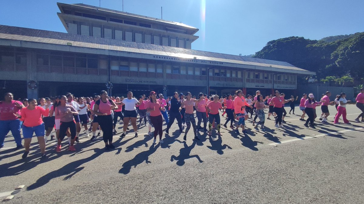 ejercito_ve's tweet photo. 🎀 #Entérate || Nos unimos al mes rosa desde la Comandancia General del Ejército Bolivariano se realizó una #Bailofit con todo el personal militar y civil femenino, para concientizar sobre la lucha contra el cáncer de mama.
#21Octubre #MesRosa #OctubreRosa #Tocate https://t.co/LLj7nWqmOT
