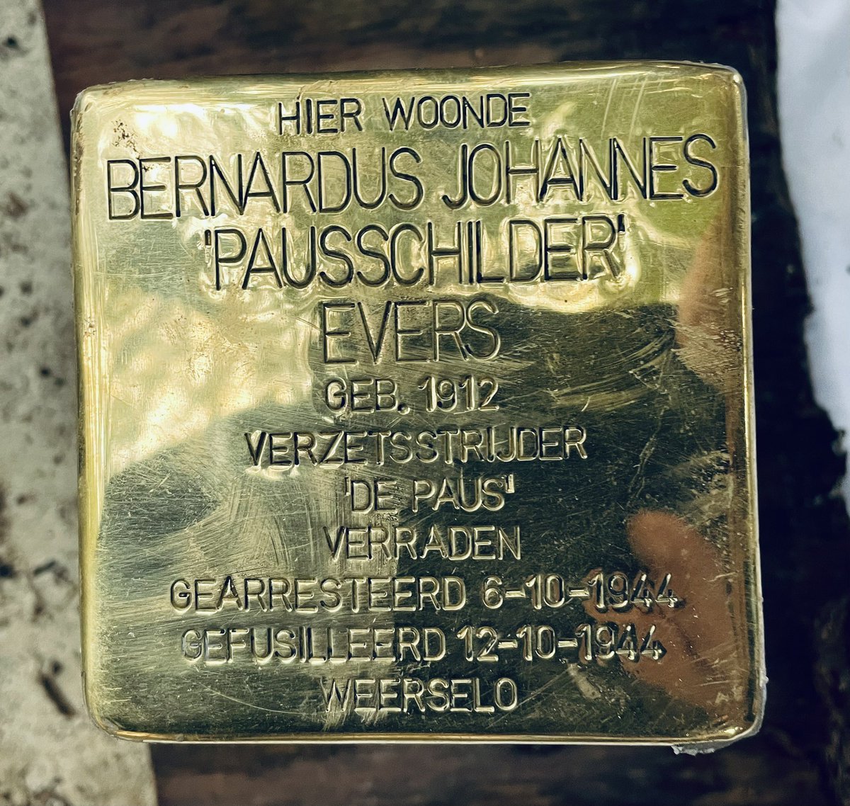 Mede met de #Stolpersteine blijft de herinnering aan oorlogsslachtoffer #BernardEvers levend.