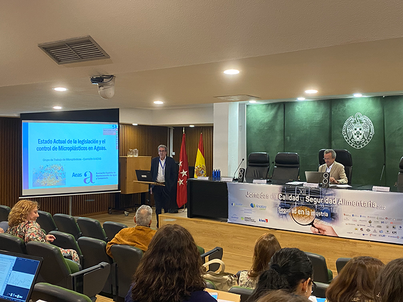 eurofins_iproma's tweet photo. Antonio Rosado experto en Atmosfera e Higiene Industrial, participó ayer en la XII Jornadas de Calidad y Seguridad Alimentaria en Madrid organizadas por @AnalizaCalidad 

#Eurofins #EurofinsLife #TestingForLife #LaboratorioAcreditado #IDi  #SeguridadAlimentaria #Microplasticos https://t.co/mvskkPCcCX