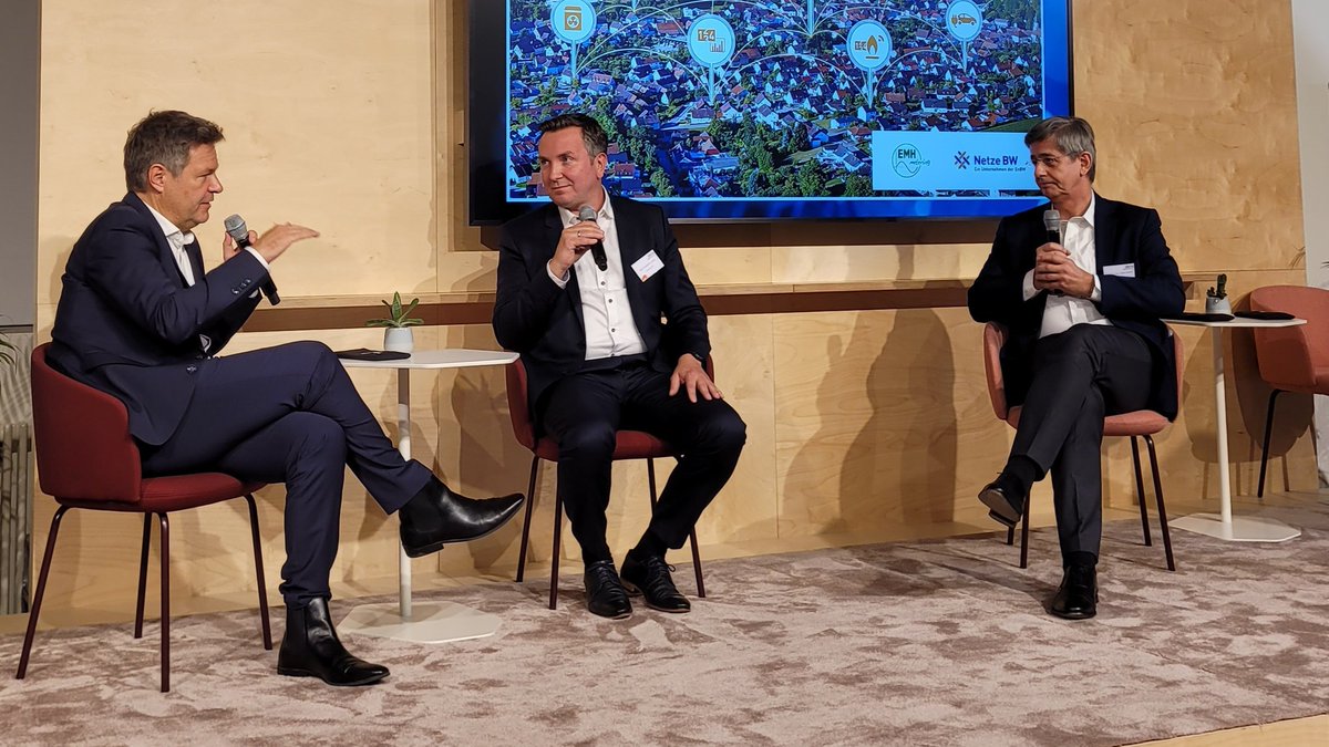 NetzeBW's tweet photo. Wie können wir den Rollout von Smart Metern in Deutschland maßgeblich beschleunigen? Die Frage stand gestern im Mittelpunkt bei Gesprächen zwischen Bundeswirtschaftsminister Robert Habeck und Vertreter*innen der Energiewirtschaft. https://t.co/XZks6hJacG