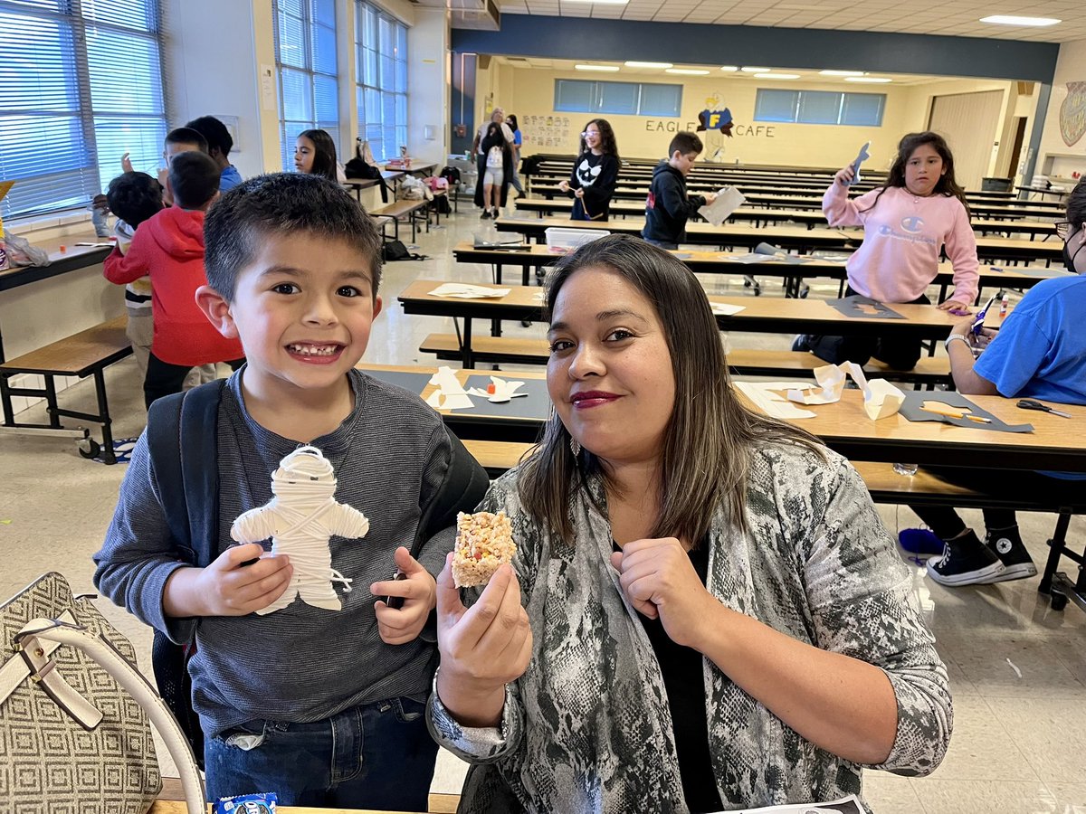 saisd_dream_big's tweet photo. @SAISDEXTLearn we had our Lights on Afterschool Event to showcase our program. I loved seeing all the smiling faces!💙💛💙 #TXAce #FosterFamilia https://t.co/gzlAx40SVc
