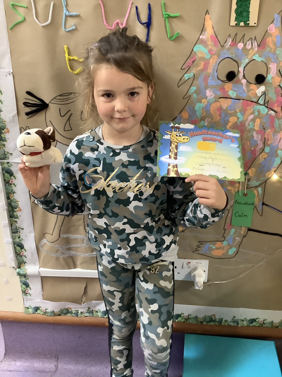 MrsHLeeY56's tweet photo. Bendigedig to our first pupil receiving a head teachers award in dosbarth 4 #ambiouscapablelearners @mrssroche @misskedwards95 https://t.co/vDNl4YgbNx