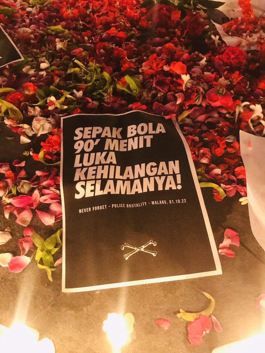 MANAKALA POLISI MENJADI JAGAL !

Betapa gampang mereka membunuh manusia secara membabi buta dan sarat rekayasa. 

Tragedi ini sungguh paradoks di negara penganut asas kemanusiaan yang adil dan beradab, 

Sungguh tragis dan sejatinya mengerikan!

YNWA SAM 🌻

#Usuttuntaskanjuruhan