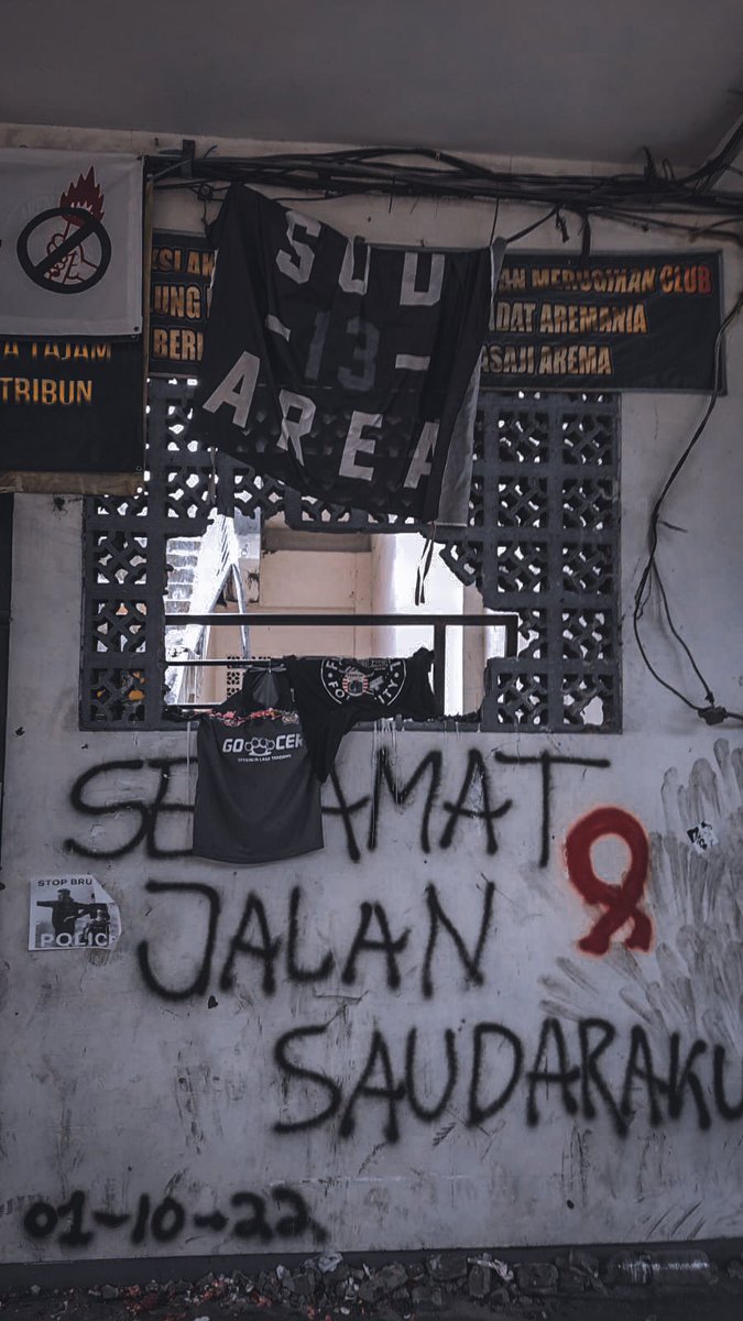 FanaticsMJK's tweet photo. MANAKALA POLISI MENJADI JAGAL !

Betapa gampang mereka membunuh manusia secara membabi buta dan sarat rekayasa. 

Tragedi ini sungguh paradoks di negara penganut asas kemanusiaan yang adil dan beradab, 

Sungguh tragis dan sejatinya mengerikan!

YNWA SAM 🌻

#Usuttuntaskanjuruhan https://t.co/2UaaaFodQo