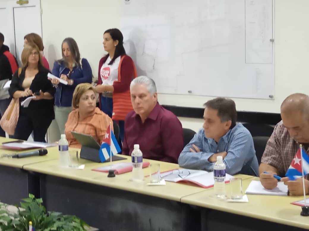 PeriodicoGiron's tweet photo. El presidente de la República de #Cuba , @DiazCanelB , chequea esta mañana en #Matanzas el Programa de Recuperación de la Base de Supertanqueros, afectada por un incendio de grandes proporciones el pasado 5 de agosto.
En #PeriodicoGiron le estaremos informando. https://t.co/NIwJrFhIDe