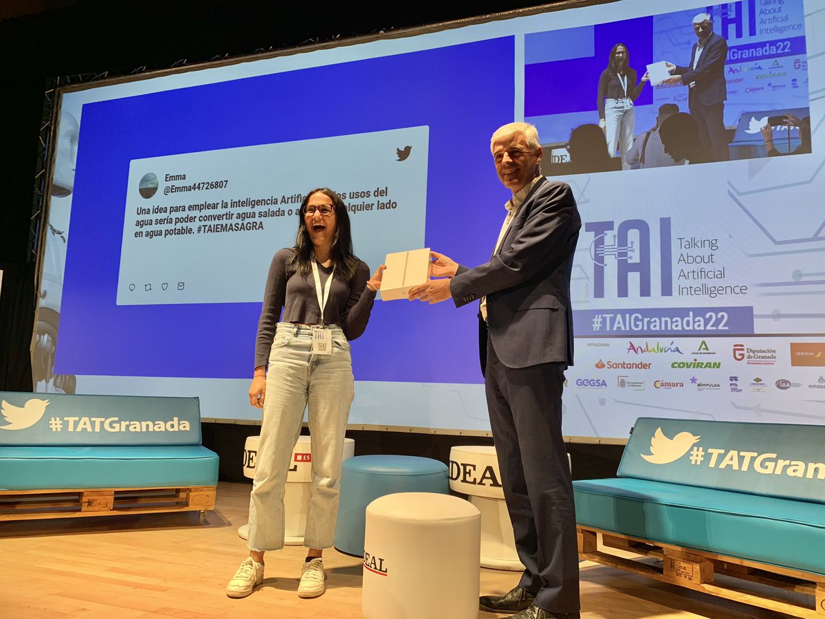 Emasagra's tweet photo. El director de Planificación, Obras y Comunicación @amunozu007 entrega el iPad al ganad@r del concurso celebrado en #TAIGRANADA22

Gracias a tod@s por participar y trasladarnos vuestras ideas sobre IA en el Ciclo Integral del Agua💦 

Hasta el año que viene @TATGranada!!! https://t.co/yNAgcR96os