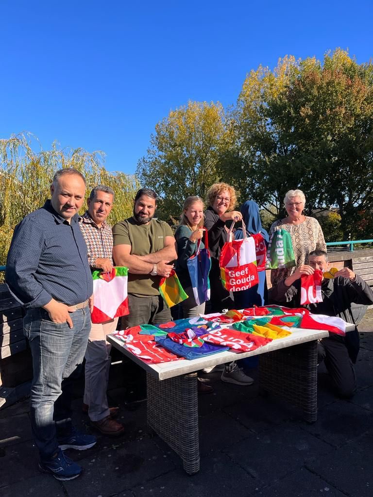 de_verwondering's tweet photo. Vanaf maandag kun je je #Gouda750 vlag inwisselen bij @TMSGouda, @GoudaShop of ontmoetingscentrum VanNoord voor: 1 oprolbare shopper, 
set groente- &amp; fruitzakjes 
of hartjesportemonnee. 
Deze &amp; andere vlagproducten zijn bij de 2 winkels ook te koop,
#Gouda https://t.co/8TIv8d0OzN https://t.co/2hUoeC3Qhn