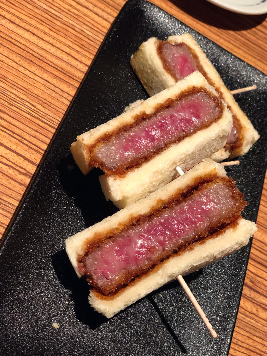 kanuresan's tweet photo. 麻布十番にあるCossott'e sp🐄
美味しいお肉とキャビアのパラダイスで満足度高すぎた🥹💗
タンやビーフシチュー、ホルモンも出てきて、カツサンドはスモークの焚かれた宝箱から出てくる演出🤣💕
久々お腹はち切れるまで食べて幸せでした✨ https://t.co/XNOmiZSAR2