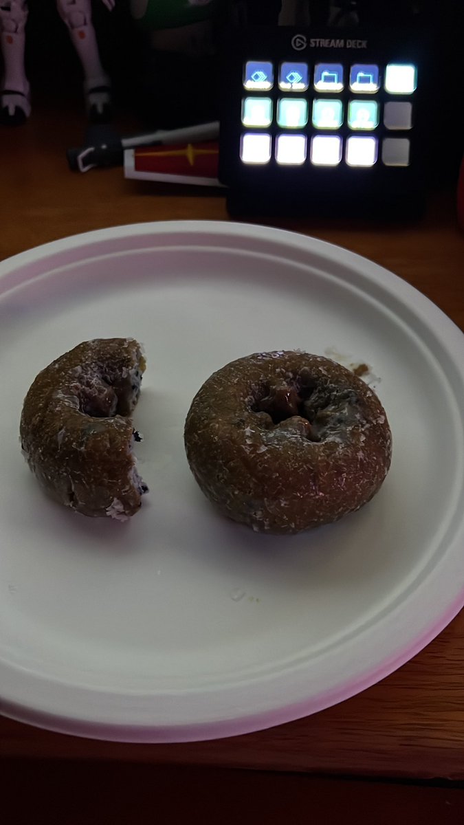 LtMudface's tweet photo. Blueberry donuts to end my day. #OvernightLife https://t.co/0EvRCLy4nu