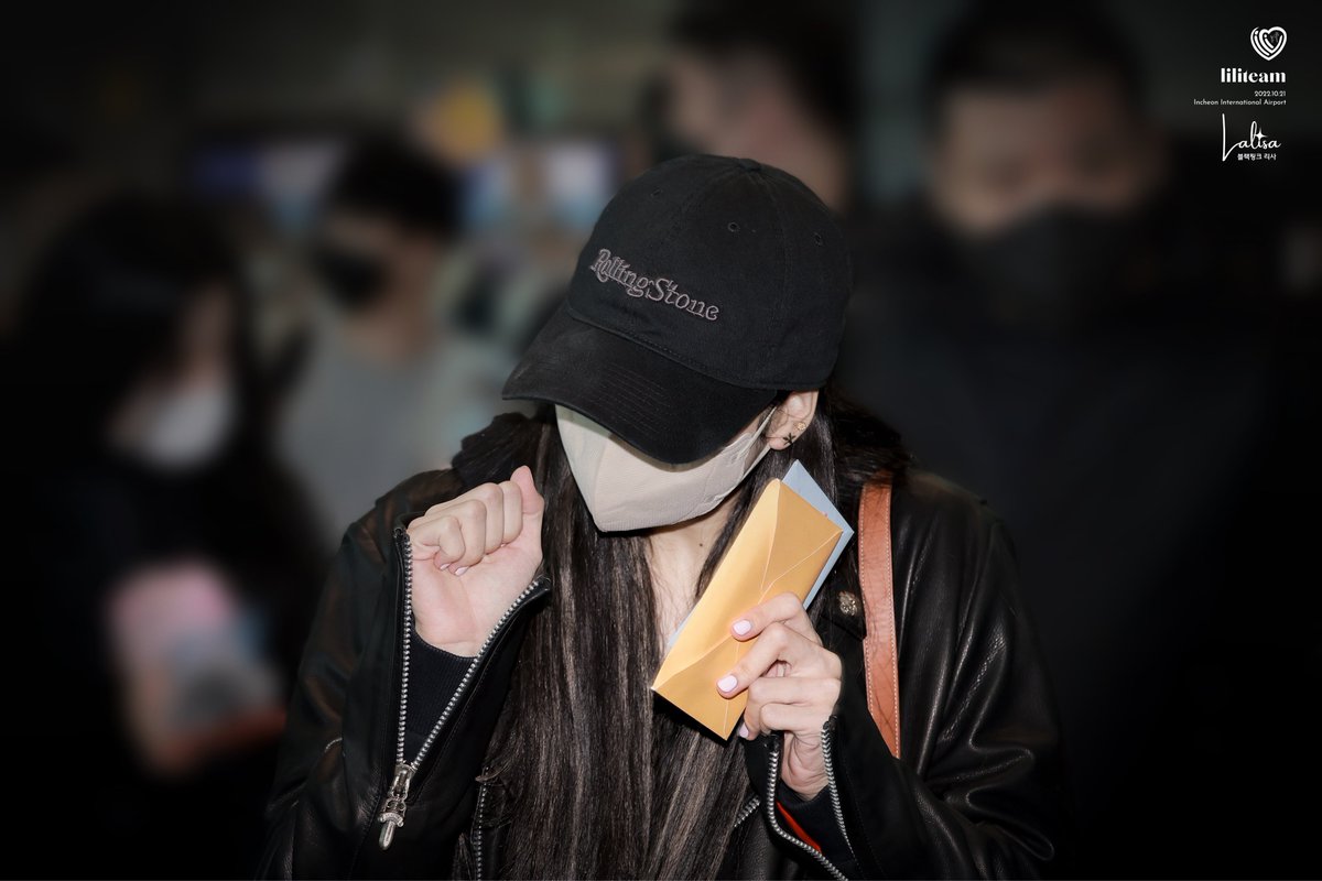 LILITEAMTH327's tweet photo. 🗓 2022.10.21

✈️ Incheon International Airport

🖐️ ต้าวววววว

#LISA #LALISA #MONEY #SG #BLACKPINK @BLACKPINK https://t.co/StoxN0WgDr